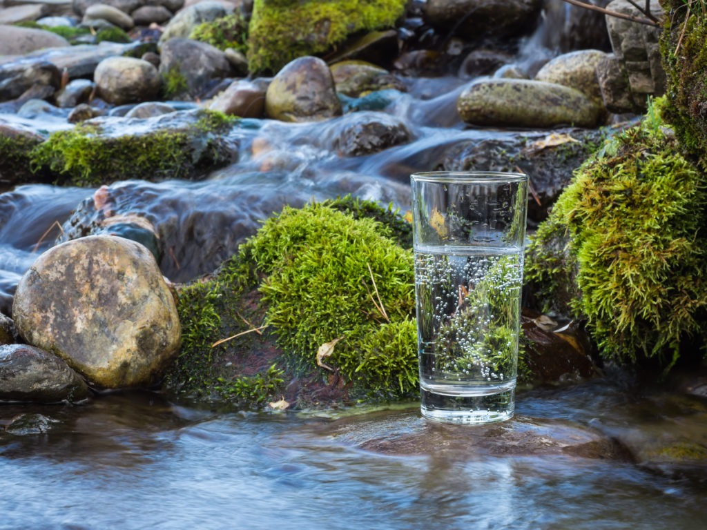 Glas mit Trinkwasser