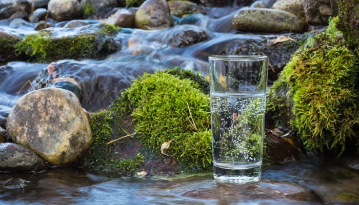 Glas mit Trinkwasser